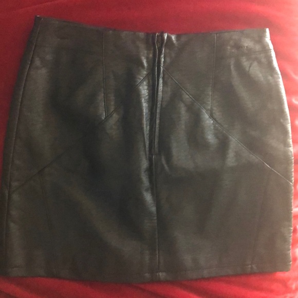 Black leather skirt - Picture 2 of 3
